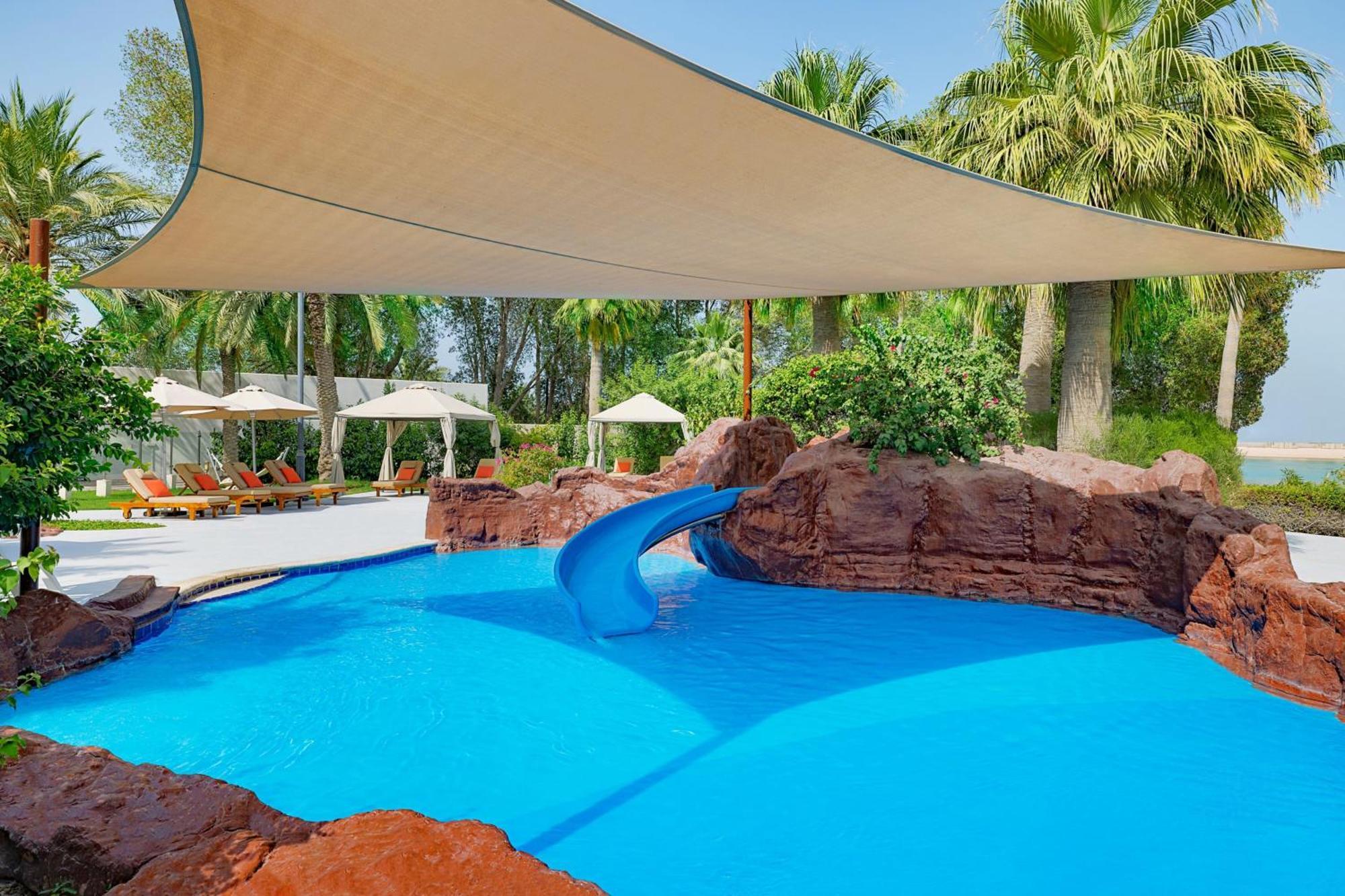 The Ritz-Carlton, Doha Hotel Exterior foto Shade sail over a pool